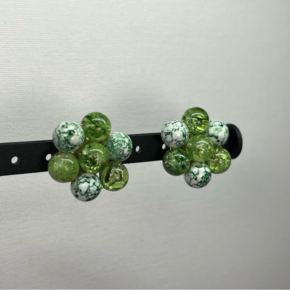 VINTAGE Green and White Beaded Cluster Clip On Earrings - Picture 8 of 9